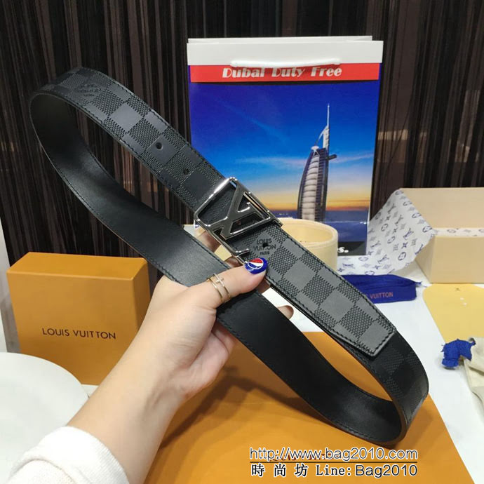 路易威登LV 專櫃同步 最新男士原單腰帶 滑面牛皮配壓格子紋圖案 兩種風格 全新精品光面搭扣 雙面翻轉可用  xfp1401